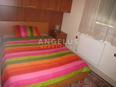 Cocina; electrodomésticos, suelo de madera, luz natural, estilo moderno