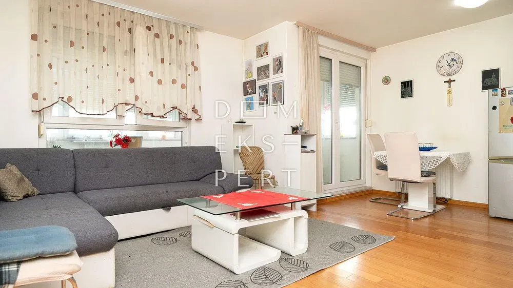 Küche; küchengeräte, holzboden, tageslicht, moderner stil