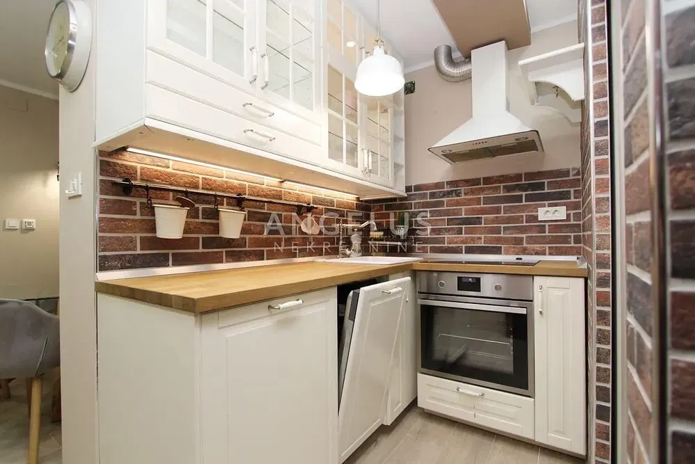 Salon; parquet, lumière naturelle, style moderne