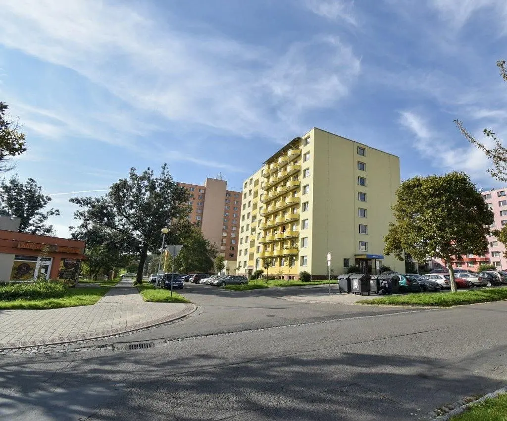 Cozinha; eletrodomésticos, chão de madeira, luz natural, estilo moderno
