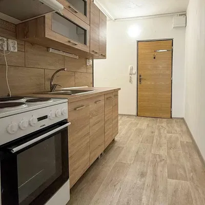 Cozinha; eletrodomésticos, chão de azulejo, luz natural, estilo moderno