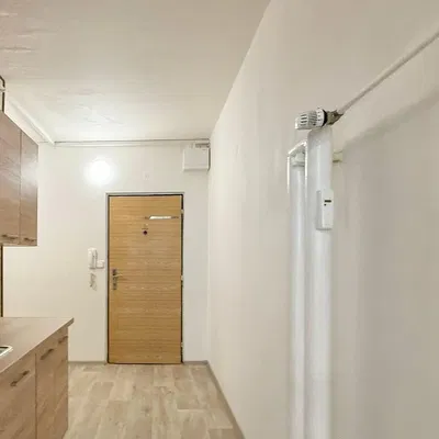 Sala de estar; chão de madeira, luz natural, estilo moderno