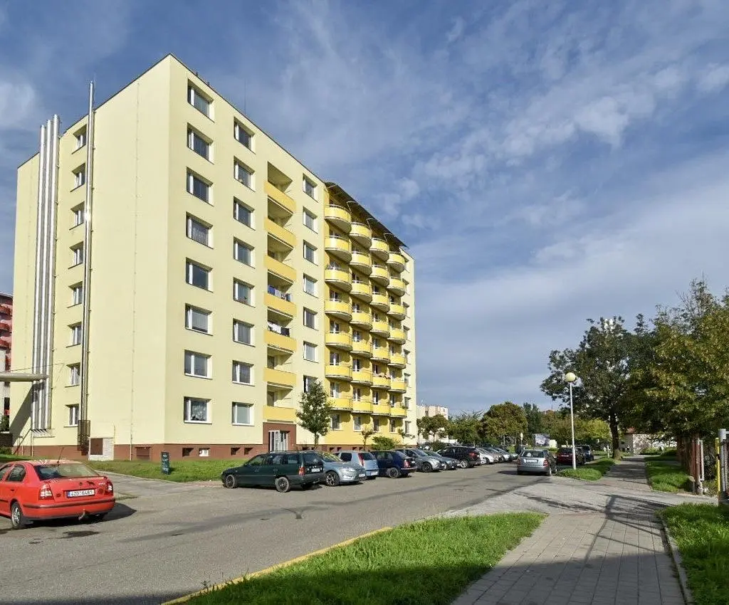 Cozinha; eletrodomésticos, chão de madeira, luz natural, estilo moderno
