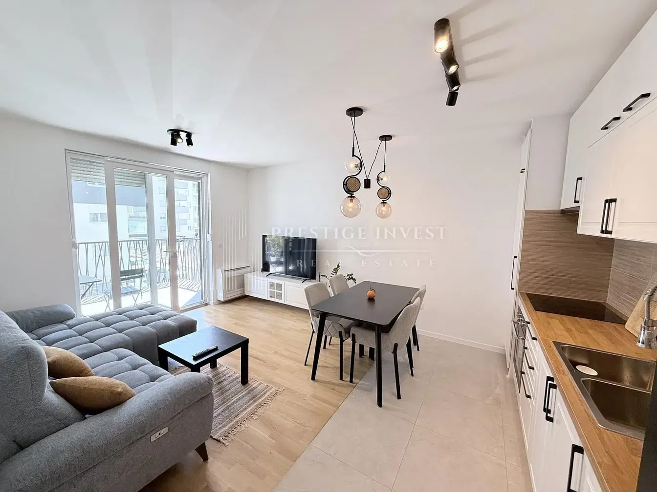 Küche; küchengeräte, holzboden, tageslicht, moderner stil