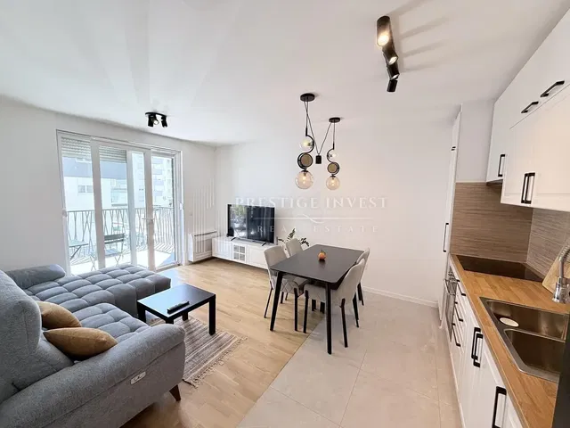 Küche; küchengeräte, holzboden, tageslicht, moderner stil