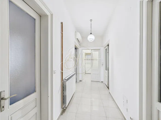 Soggiorno; pavimento in legno, luce naturale, stile moderno