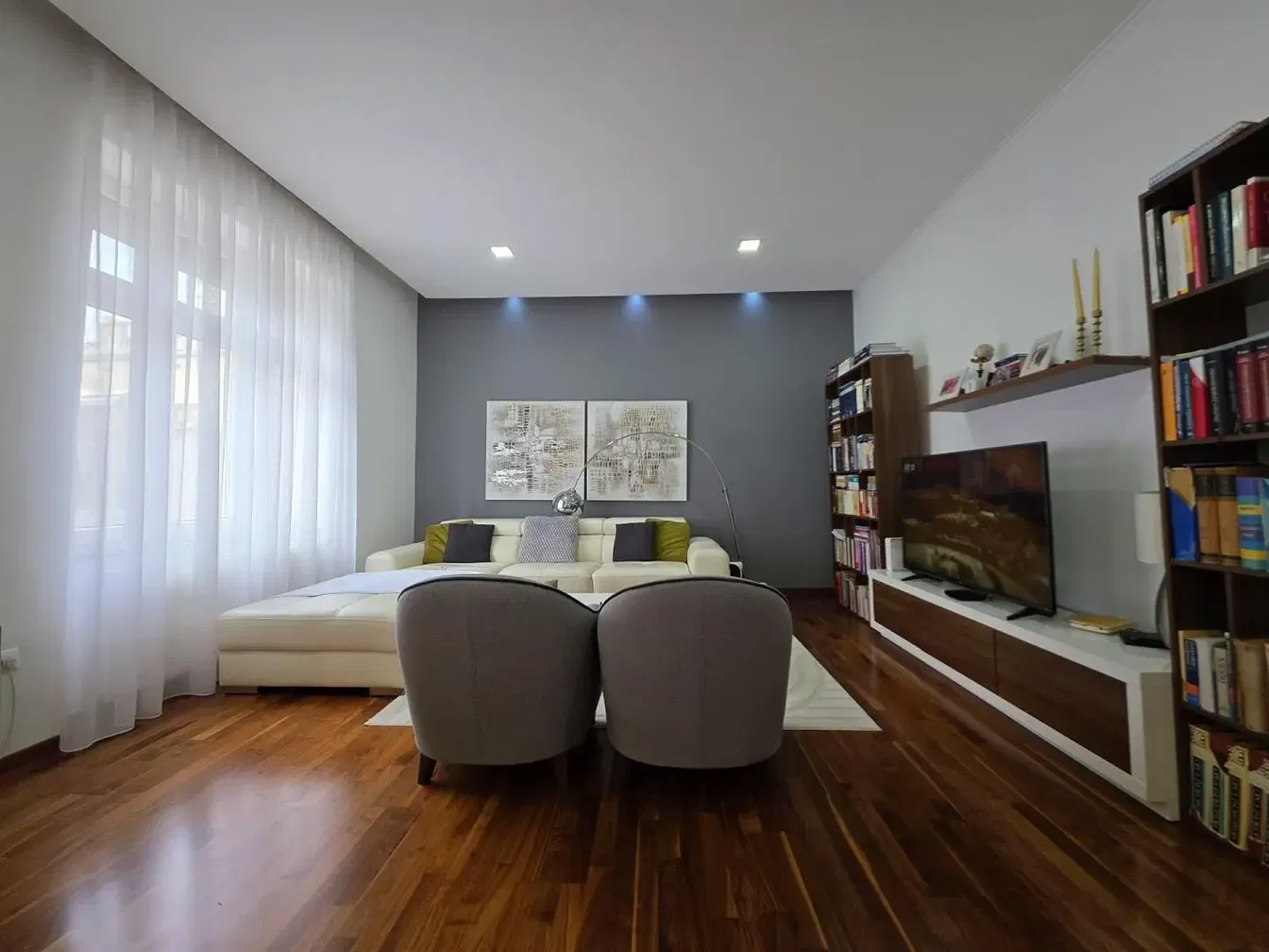 Küche; küchengeräte, holzboden, tageslicht, moderner stil