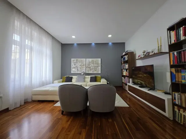 Küche; küchengeräte, holzboden, tageslicht, moderner stil