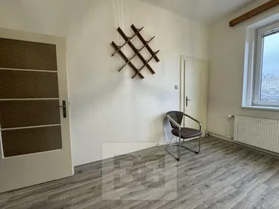 Cocina; electrodomésticos, suelo de madera, luz natural, estilo moderno