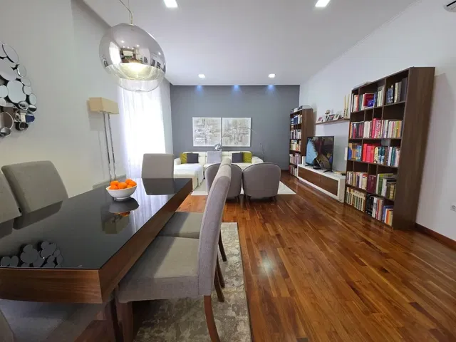 Küche; küchengeräte, holzboden, tageslicht, moderner stil