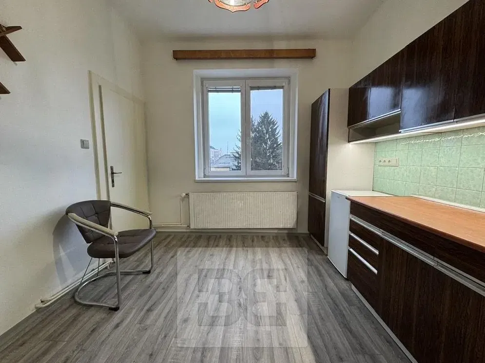 Cocina; electrodomésticos, suelo de madera, luz natural, estilo moderno