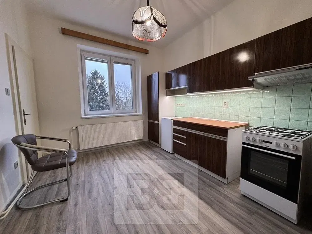 Cocina; electrodomésticos, suelo de madera, luz natural, estilo moderno