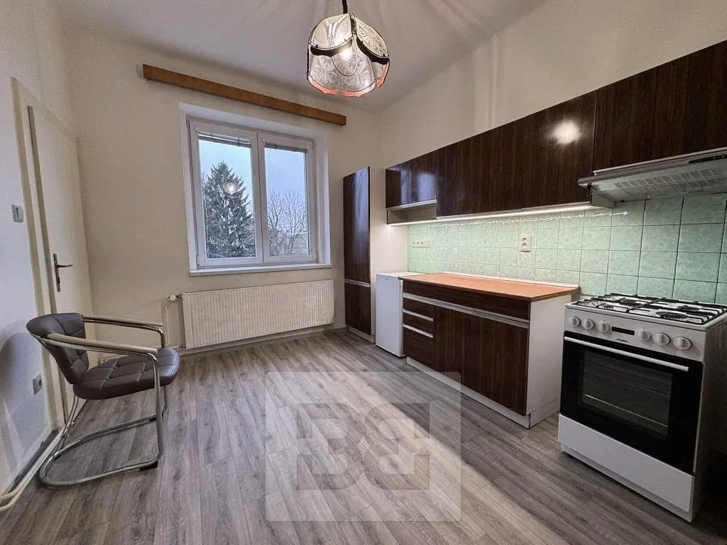 Cocina; electrodomésticos, suelo de madera, luz natural, estilo moderno