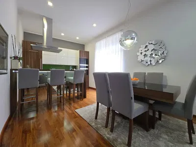 Küche; küchengeräte, holzboden, tageslicht, moderner stil