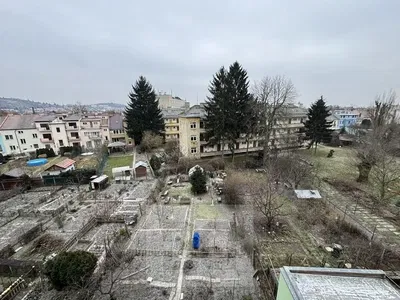 Cocina; electrodomésticos, suelo de madera, luz natural, estilo moderno