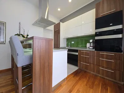 Wohnzimmer; holzboden, tageslicht, moderner stil