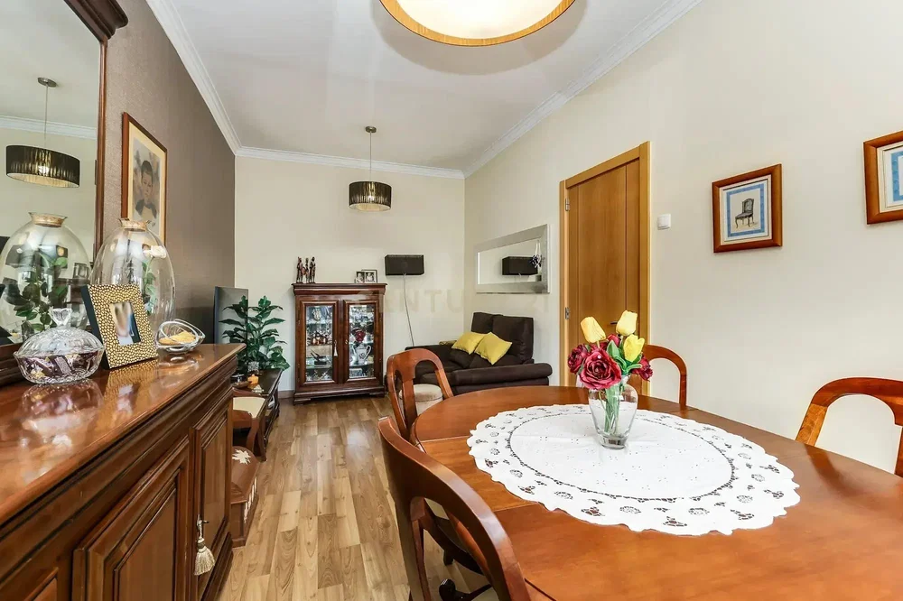 Кухиња; кухињски апарати, дрвени под, природно светло, модерни стил