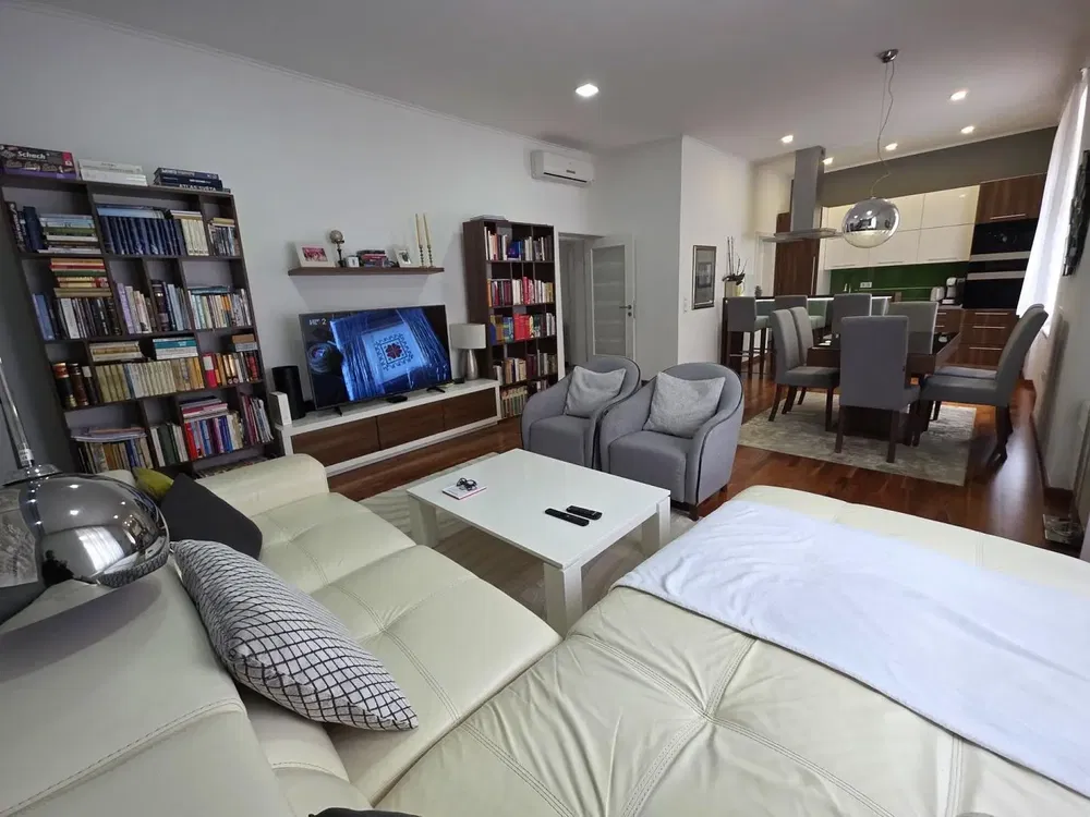 Küche; küchengeräte, holzboden, tageslicht, moderner stil