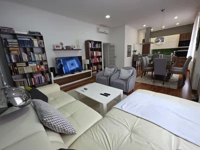 Küche; küchengeräte, holzboden, tageslicht, moderner stil