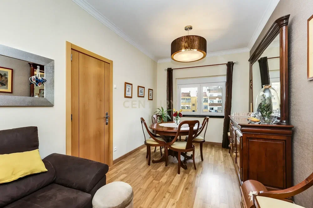 Кухиња; кухињски апарати, дрвени под, природно светло, модерни стил