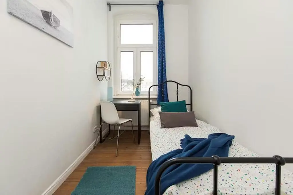 Κουζίνα; συσκευές κουζίνας, ξύλινο πάτωμα, φυσικό φως, μοντέρνο στυλ