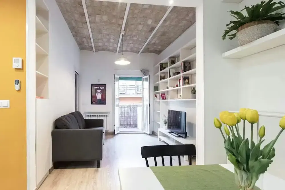 Κουζίνα; συσκευές κουζίνας, ξύλινο πάτωμα, φυσικό φως, μοντέρνο στυλ