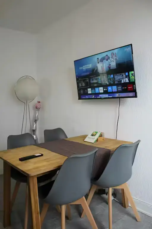 Κουζίνα; συσκευές κουζίνας, πλακάκια, φυσικό φως, μοντέρνο στυλ