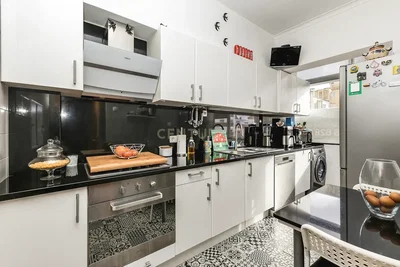 Кухиња; кухињски апарати, дрвени под, природно светло, модерни стил