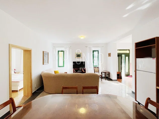 Cuisine; électroménager, parquet, lumière naturelle, style moderne