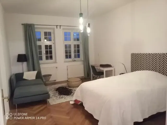 Κουζίνα; συσκευές κουζίνας, ξύλινο πάτωμα, φυσικό φως, μοντέρνο στυλ