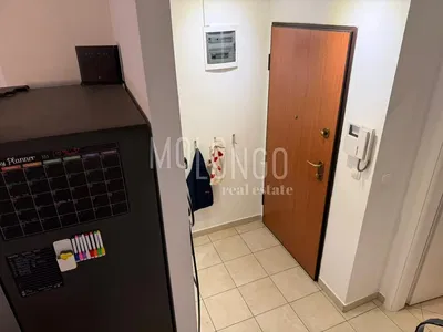 Кухиња; кухињски апарати, дрвени под, природно светло, модерни стил