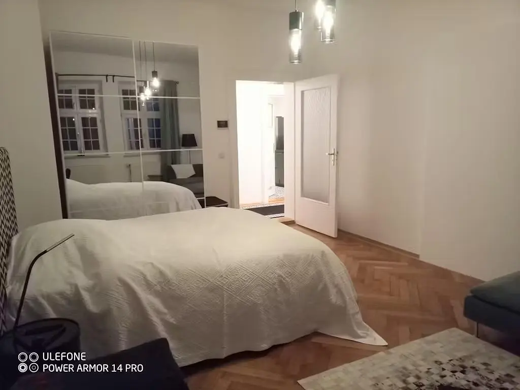 Küche; küchengeräte, holzboden, tageslicht, moderner stil