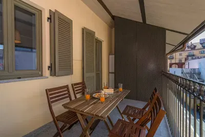 Хол; дървен под, естествена светлина, модерен стил