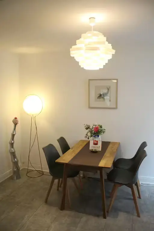 Κουζίνα; συσκευές κουζίνας, ξύλινο πάτωμα, φυσικό φως, μοντέρνο στυλ