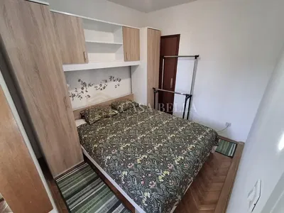 Küche; küchengeräte, holzboden, tageslicht, moderner stil