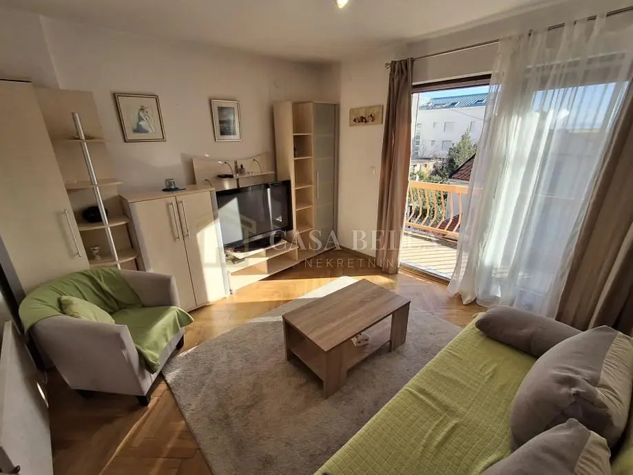 Küche; küchengeräte, holzboden, tageslicht, moderner stil