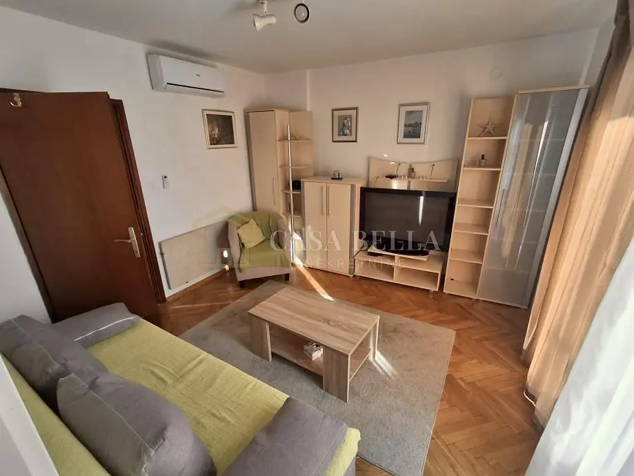 Küche; küchengeräte, holzboden, tageslicht, moderner stil