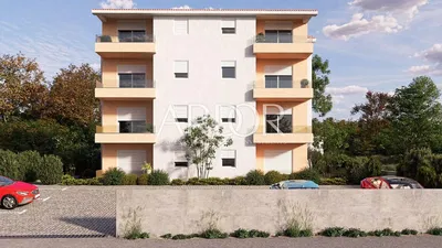 Кухиња; кухињски апарати, дрвени под, природно светло, модерни стил