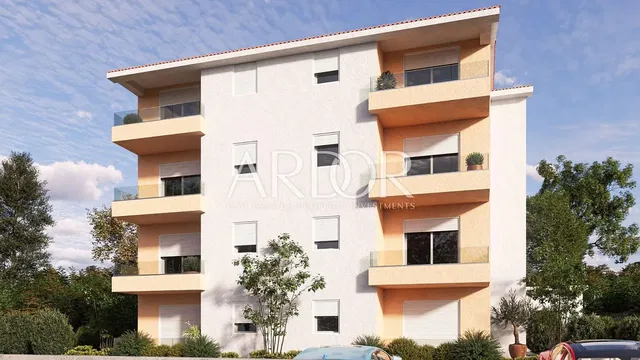 Кухиња; кухињски апарати, дрвени под, природно светло, модерни стил