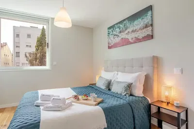 Kuchyně; kuchyňské spotřebiče, dřevěná podlaha, přirozené světlo, moderní styl