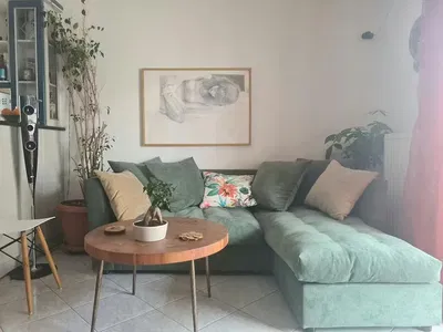 Kuhinja; kućanski aparati, drveni pod, prirodna svjetlost, moderan stil