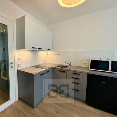 Küche; küchengeräte, holzboden, tageslicht, moderner stil