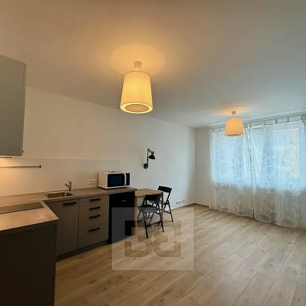 Küche; küchengeräte, holzboden, tageslicht, moderner stil