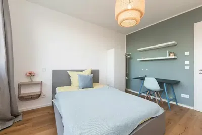 Keuken; keukenapparatuur, houten vloer, natuurlijk licht, moderne stijl