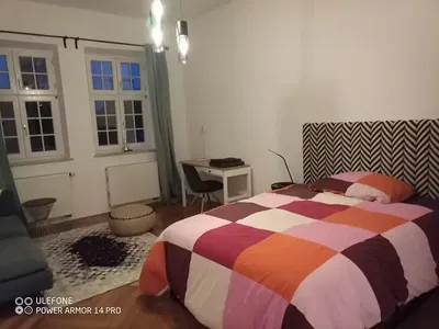 Küche; küchengeräte, holzboden, tageslicht, moderner stil