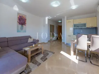 Кухиња; кухињски апарати, дрвени под, природно светло, модерни стил