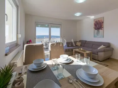 Кухиња; кухињски апарати, дрвени под, природно светло, модерни стил