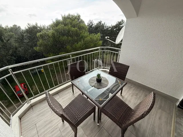 Кухиња; кухињски апарати, дрвени под, природно светло, модерни стил