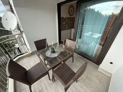 Кухиња; кухињски апарати, дрвени под, природно светло, модерни стил