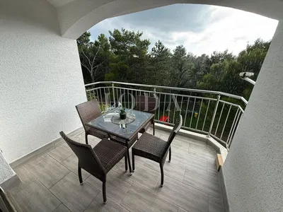 Кухиња; кухињски апарати, дрвени под, природно светло, модерни стил